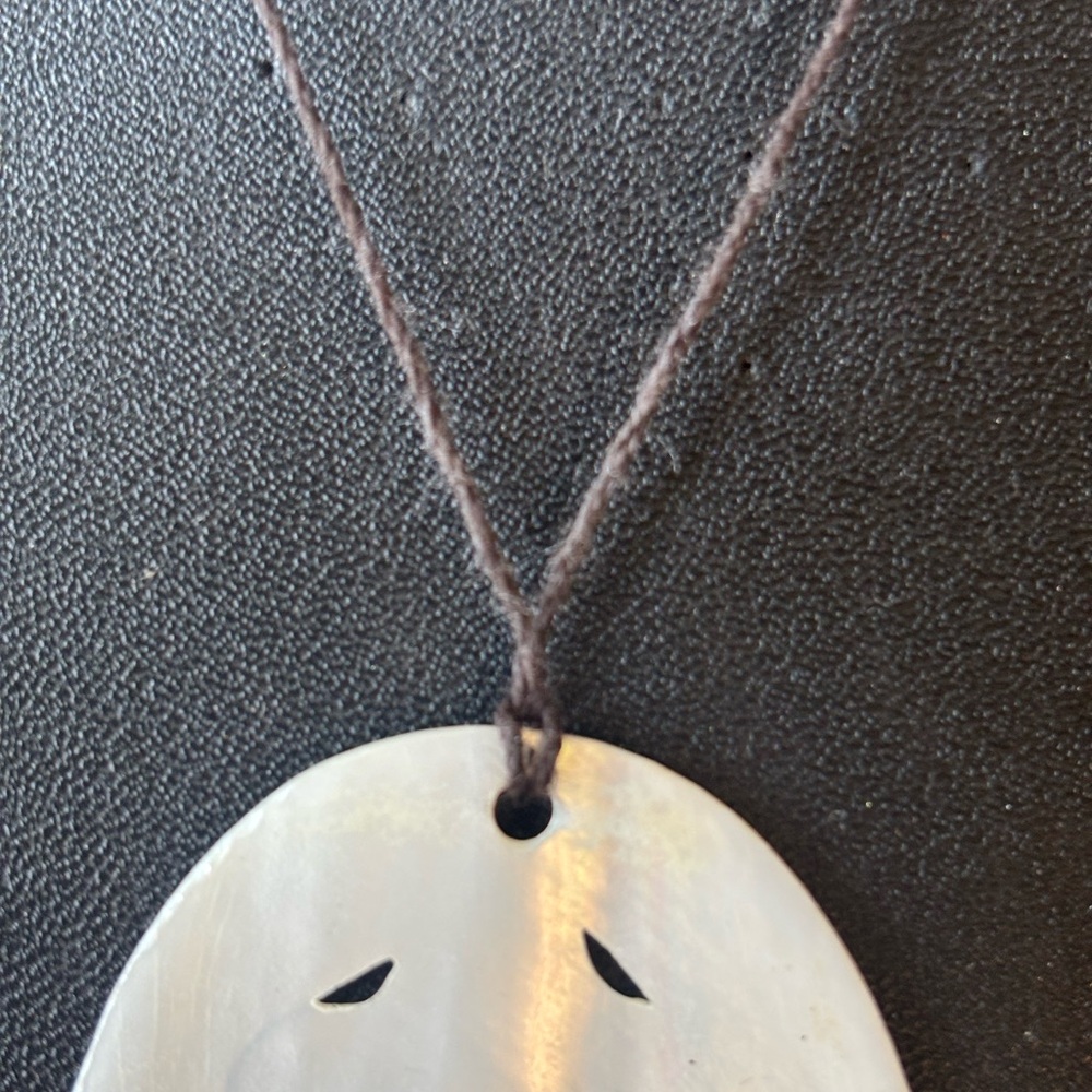 Mother of Pearl Flower Pendant Necklace - Picture 4 of 4